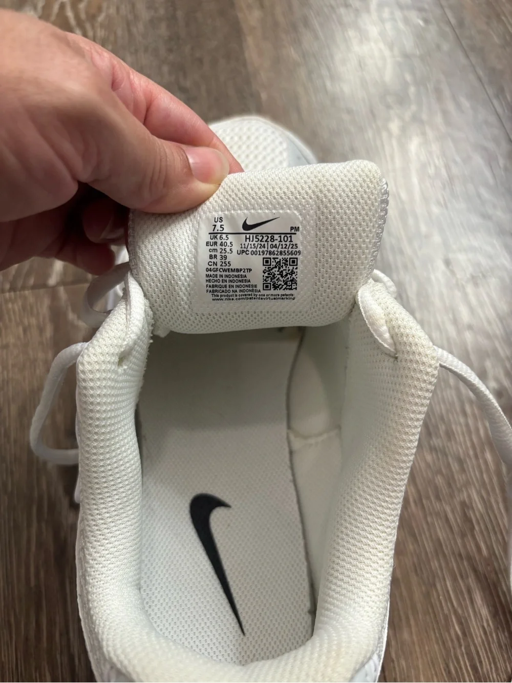 Nike V5 RNR men’s size 7.5 running shoes White/Metallic Silver.